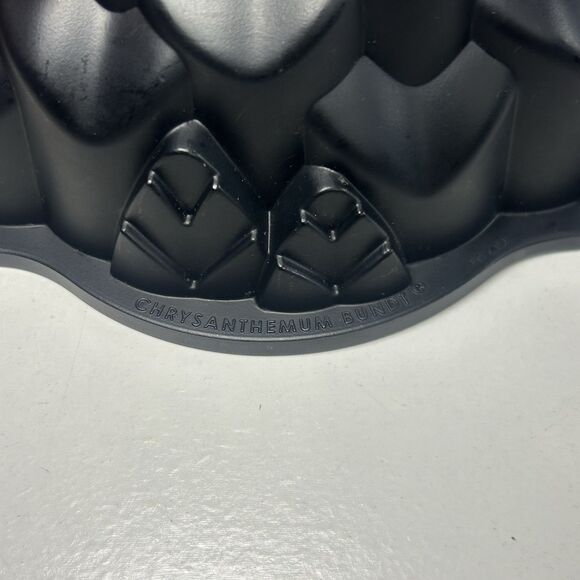 Nordic Ware Chrysanthemum Bundt Pan 10 Inch Heavy - Picture 3 of 6